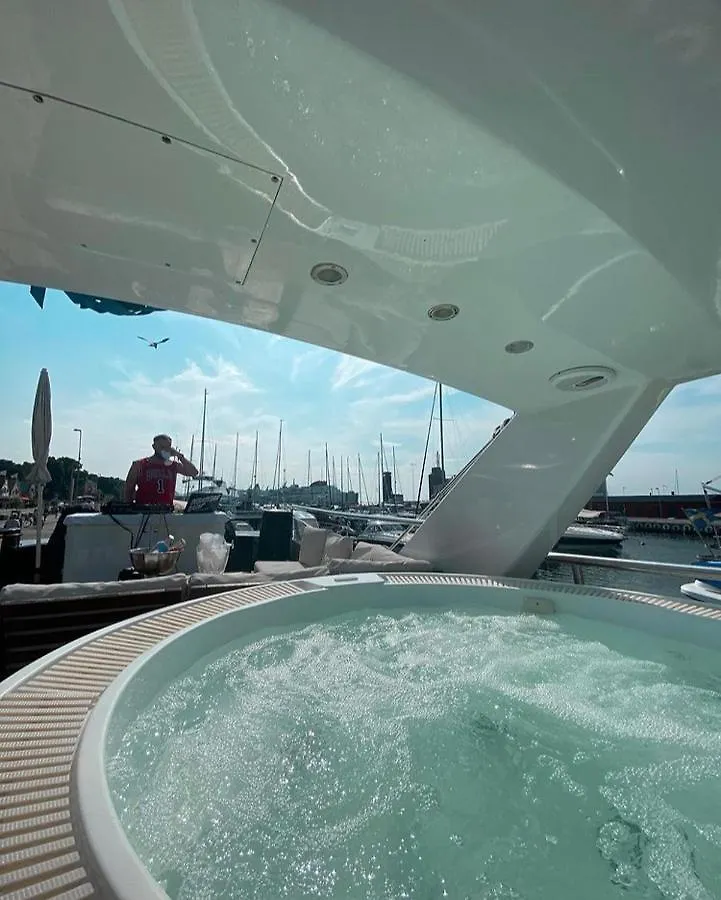 Nice Vip Cabin In A Luxurious Yacht Стокгольм Ботель