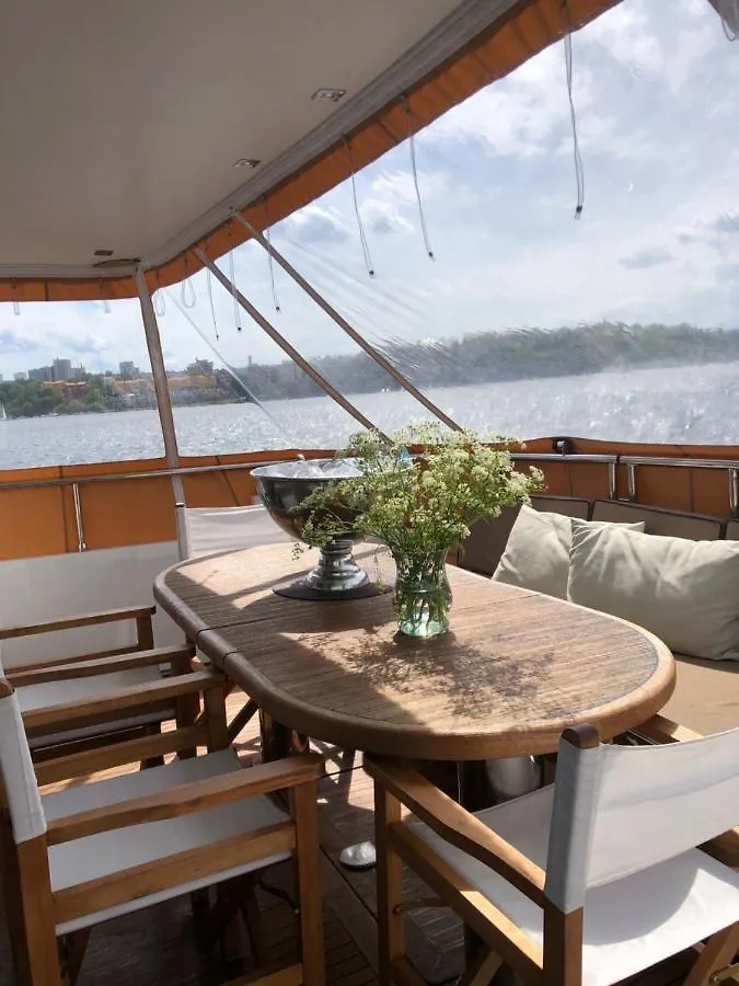 Nice Vip Cabin In A Luxurious Yacht Стокгольм Ботель